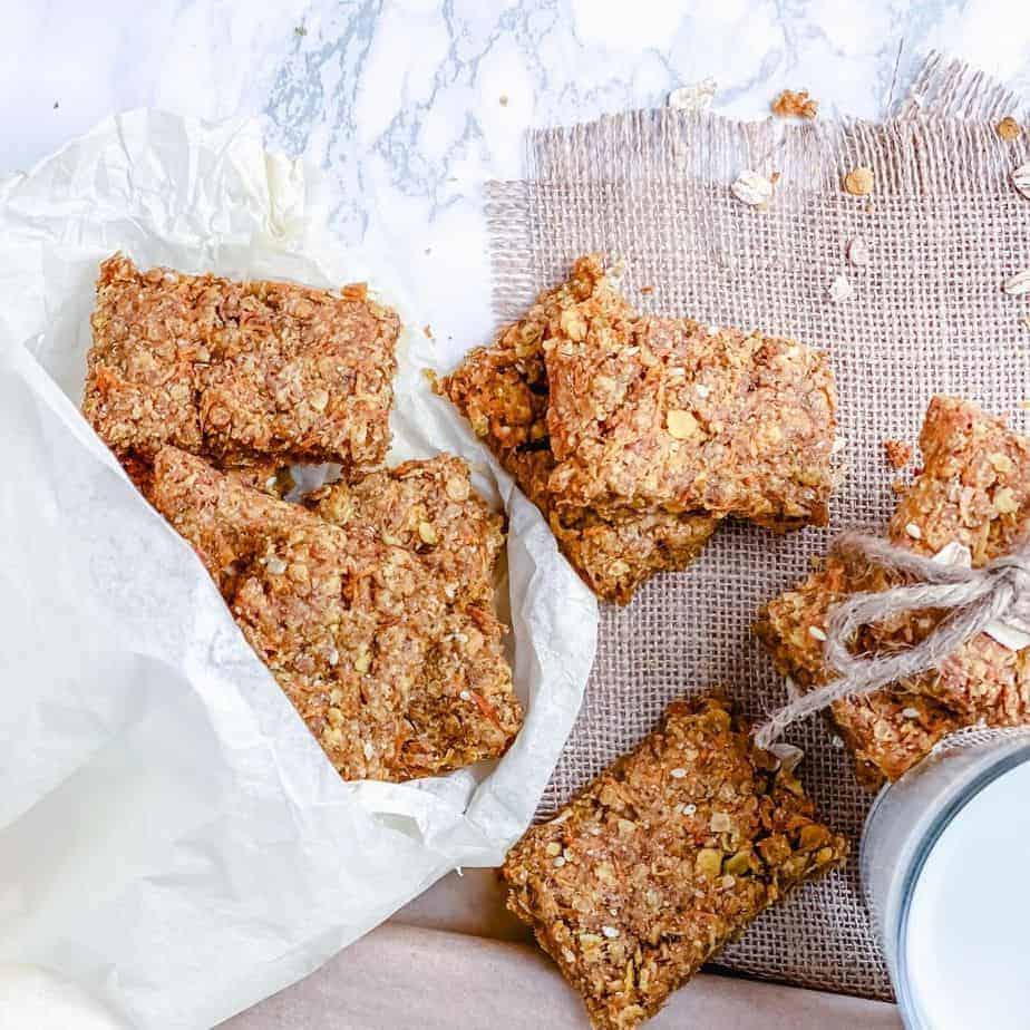 These soft carrot cookies are perfect for breakfast and are a great healthy snack option for your kids. Plus they taste like carrot cake! - The Yummy Bowl