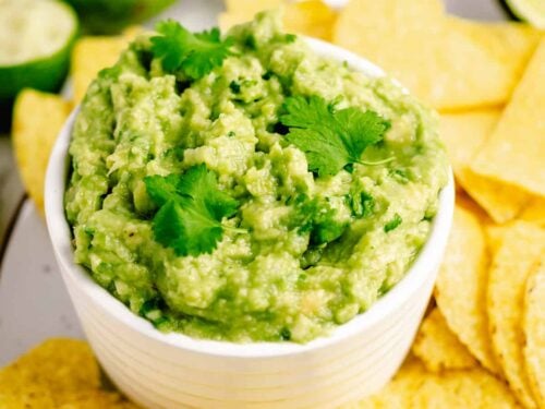 Simple Guacamole Recipe (3 ingredient) - The Yummy Bowl