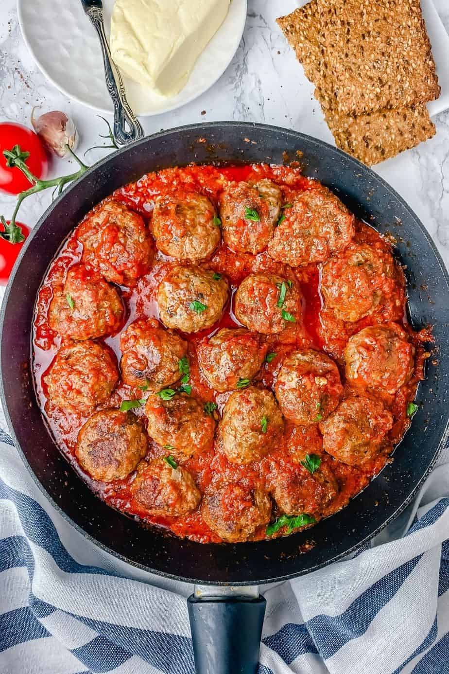 Easy Meatballs In Tomato Sauce - The Yummy Bowl