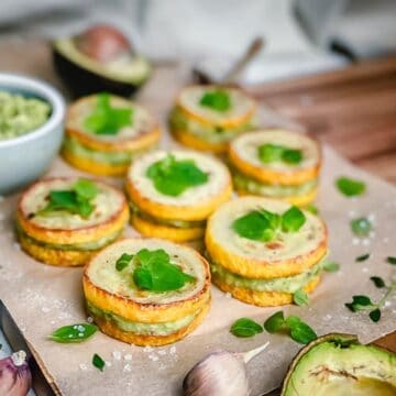 Have you tried zucchini sliders? They are easy to make, 100% vegan, come in mini bite-size pieces, and loaded with only the good and healthy stuff - zucchinis and my favorite guacamole recipe!  #minizucchinisliders #zucchinisldiersrecipe #veganzucchinisliders #squashsliders #zucchiniburgers #minizucchiniburger #veganzucchiniburger #zucchini #goldensquash #yellowzucchini #squashsliders #squashburger - The Yummy Bowl