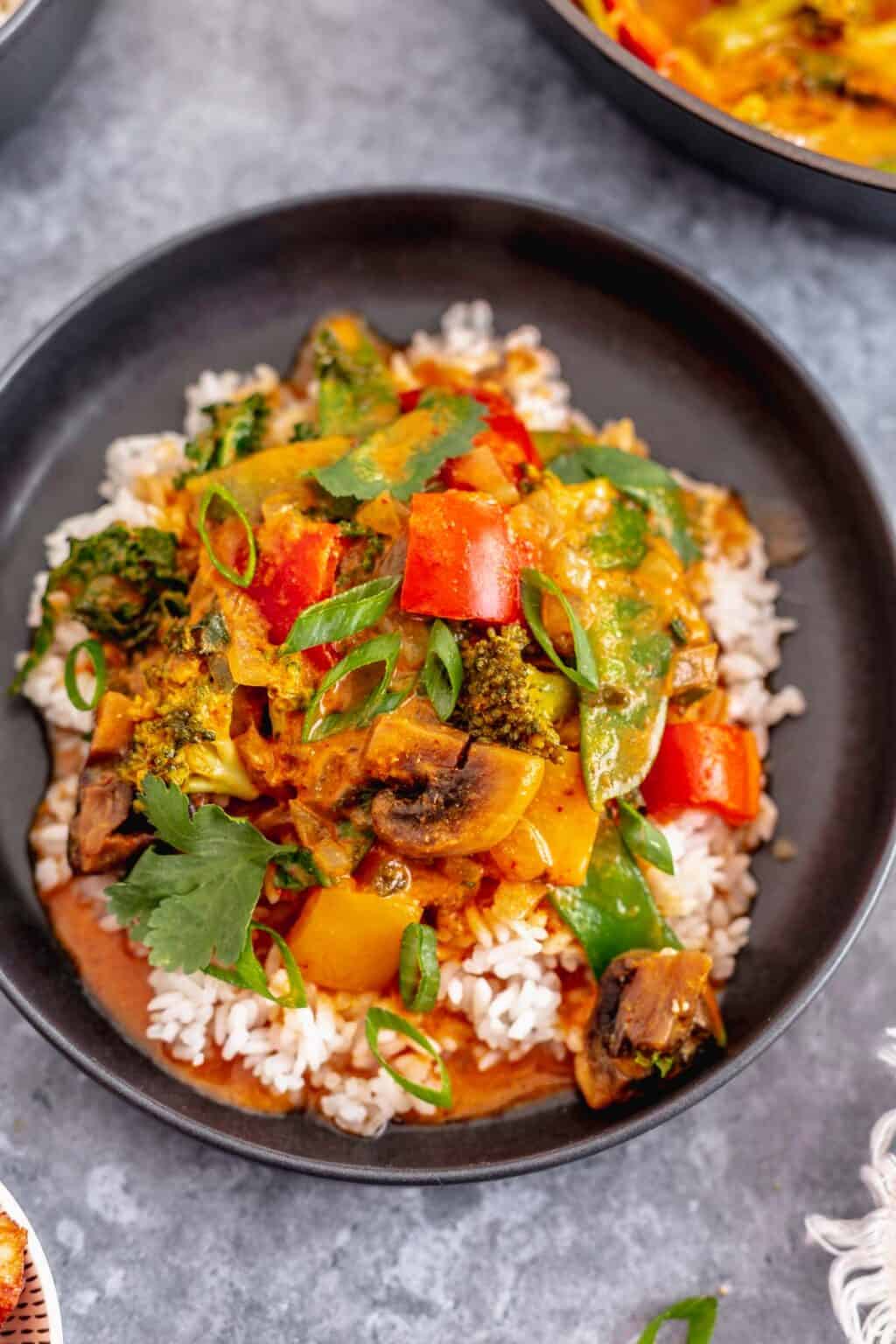 Creamy Vegan Chickpea Cauliflower Curry - The Yummy Bowl