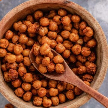 air fryer crispy chickpeas in a wooden bowl