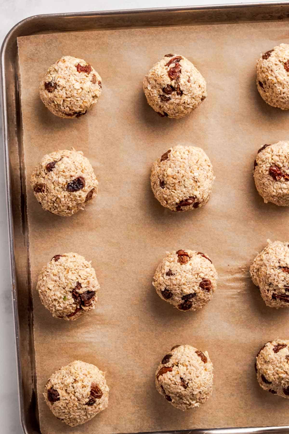 Apple oatmeal cookies with raisins.