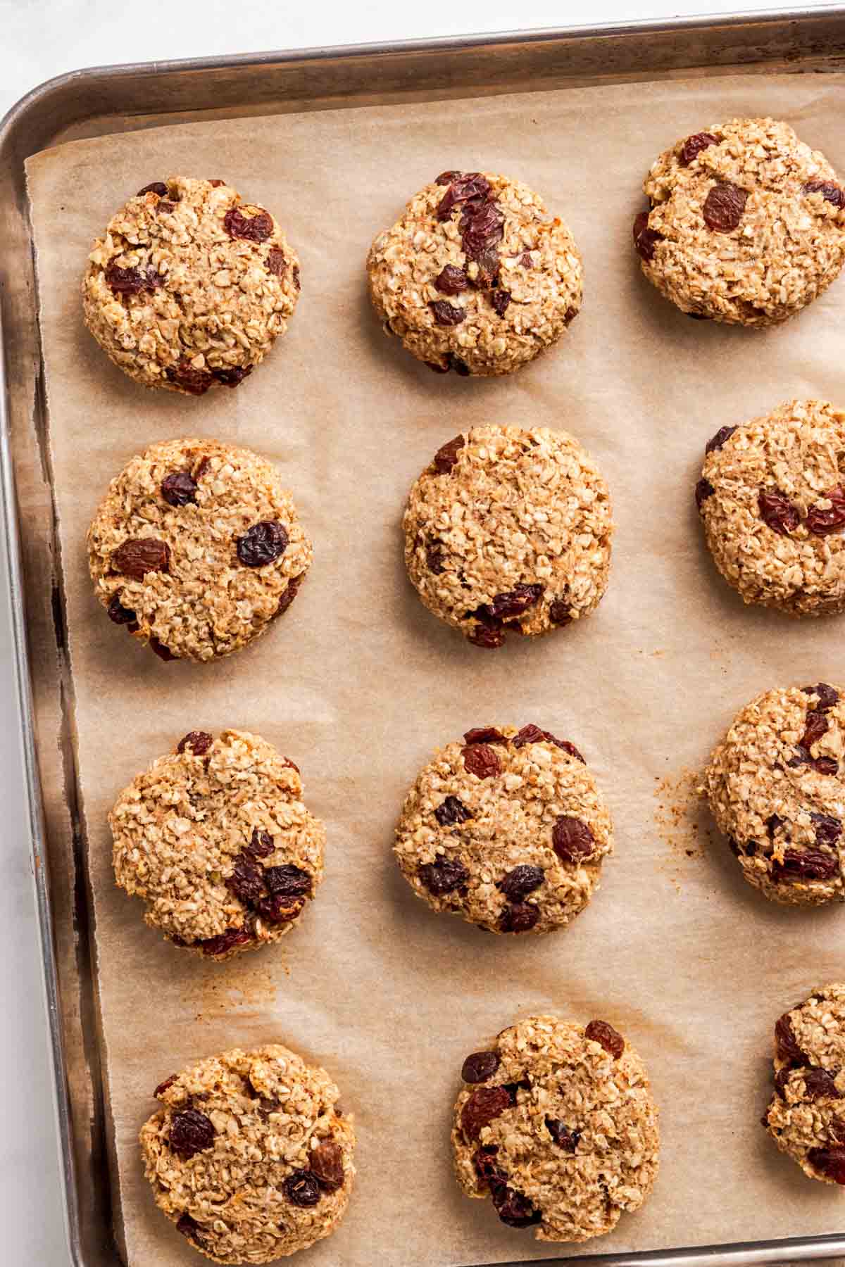Apple oatmeal cookies with raisins.