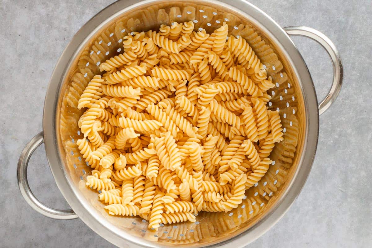 cooked pasta in colander