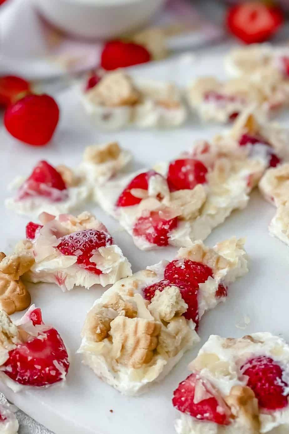 Frozen yogurt bark is a healthy snack on it’s own, add some strawberries, cookies and almond flakes and it becomes a tasty dessert. It takes 5 minutes to make, 5 ingredients and it’s a great after school snack for kids and adults alike! - The Yummy Bowl