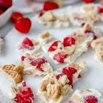Frozen yogurt bark is a healthy snack on it’s own, add some strawberries, cookies and almond flakes and it becomes a tasty dessert. It takes 5 minutes to make, 5 ingredients and it’s a great after school snack for kids and adults alike! - The Yummy Bowl