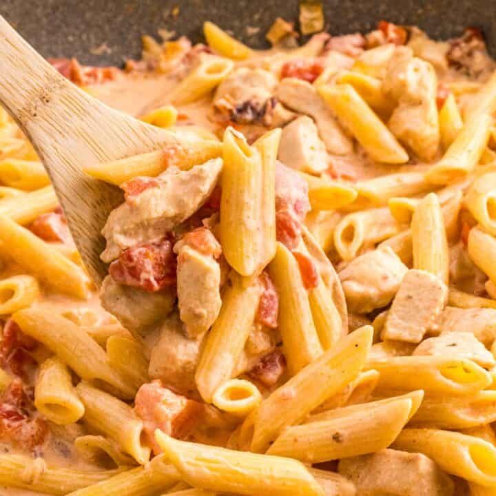 a skillet of spicy chipotle chicken pasta.