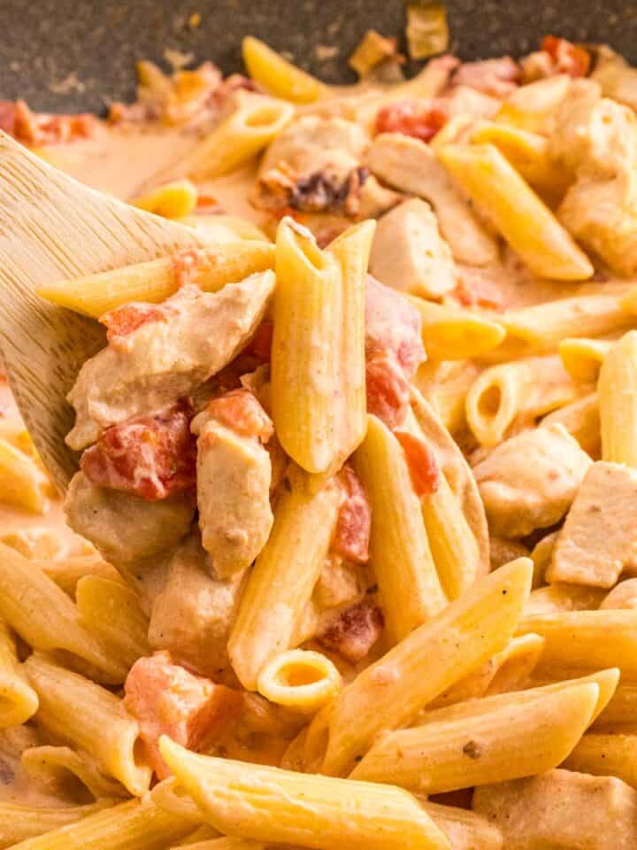a skillet of spicy chipotle chicken pasta.