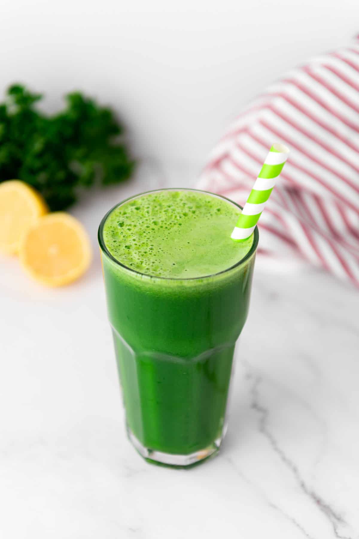 pure green juice with kale, celery, apples, lemon