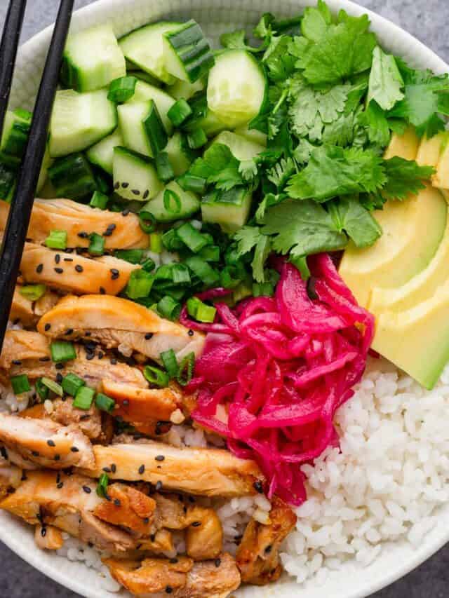 colorful chicken rice bowls with garlic honey sesame sauce.