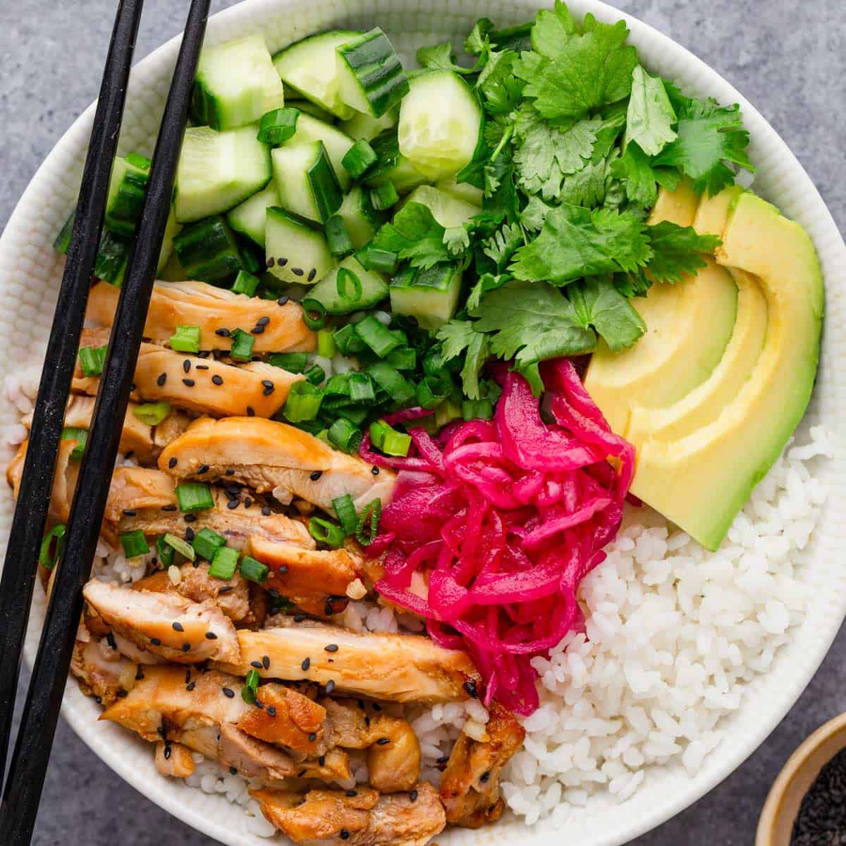 colorful chicken rice bowls with garlic honey sesame sauce.