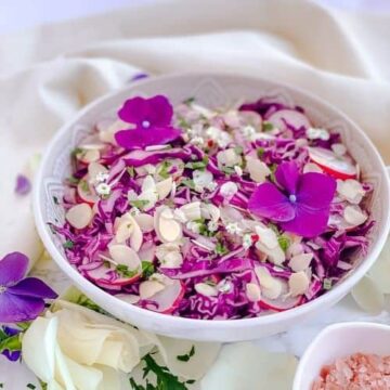 Healthy Purple Cabbage salad with Almonds - Crunchy, healthy, sweet and so easy to make. This salad recipe has only 4 main ingredients and is full of great fresh flavors thanks to delicious Maple Vinegar Salad Dressing. - The Yummy Bowl