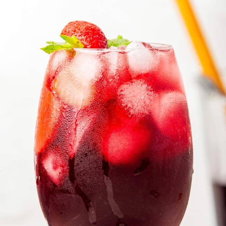 tinto de verano cocktail with strawberries and mint.