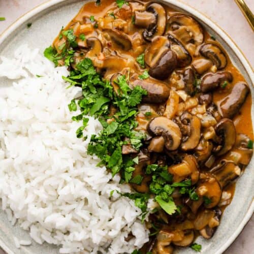 Quick Mushroom Stroganoff (Vegan Option) - The Yummy Bowl